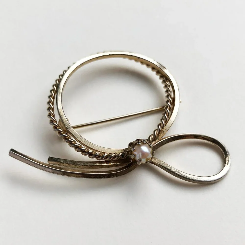 Elegant round brooch for women, pearl bow lapel brooch